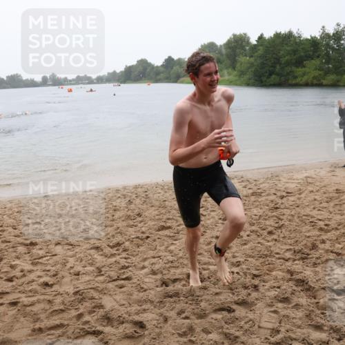 21.06.2025 - 27. Vierlanden-Triathlon Lena Gebhardt http://msf.ph/oto/8044005 15.06.2025 14:38:40 Schwimmen 1318, 1325 meine-sportfotos.de
