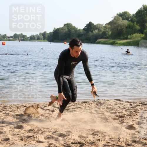 15.06.2025 - 27. Vierlanden-Triathlon Lena Gebhardt http://msf.ph/oto/8044007 15.06.2025 08:34:24 Schwimmen 20, 88 meine-sportfotos.de