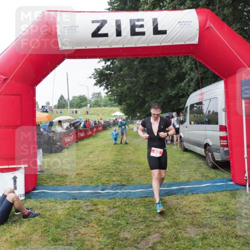 21.06.2025 - 27. Vierlanden-Triathlon MichiJ http://msf.ph/oto/8044010 15.06.2026 13:44:41 Ziel 45, 222, 960 meine-sportfotos.de