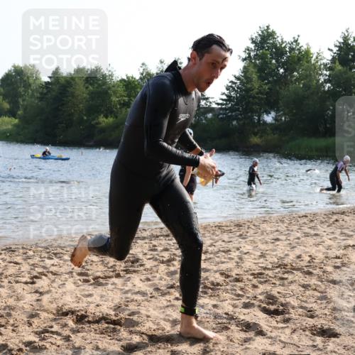 15.06.2025 - 27. Vierlanden-Triathlon Lena Gebhardt http://msf.ph/oto/8044011 15.06.2025 08:34:24 Schwimmen 20, 88 meine-sportfotos.de