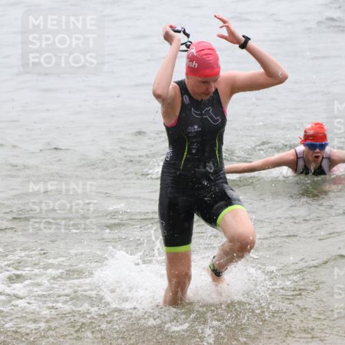 21.06.2025 - 27. Vierlanden-Triathlon Lena Gebhardt http://msf.ph/oto/8044013 15.06.2025 14:38:47 Schwimmen 1318, 1325, 1340 meine-sportfotos.de