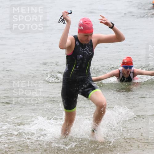 21.06.2025 - 27. Vierlanden-Triathlon Lena Gebhardt http://msf.ph/oto/8044017 15.06.2025 14:38:47 Schwimmen 1318, 1325, 1340 meine-sportfotos.de