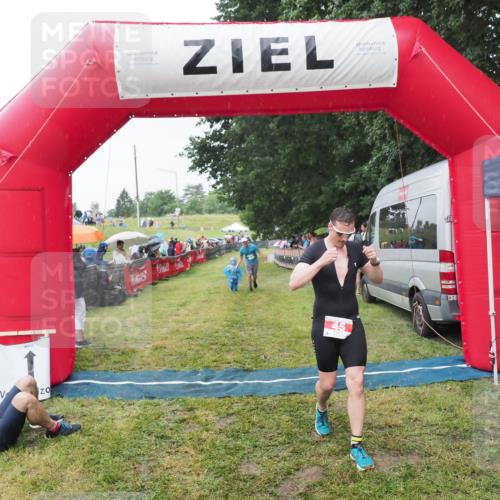 21.06.2025 - 27. Vierlanden-Triathlon MichiJ http://msf.ph/oto/8044019 15.06.2026 13:44:41 Ziel 45, 222, 960 meine-sportfotos.de