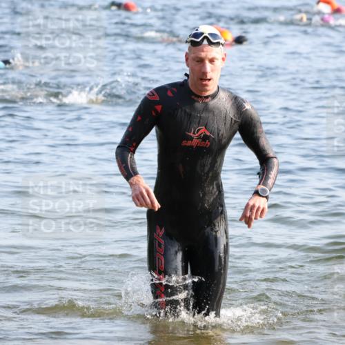 15.06.2025 - 27. Vierlanden-Triathlon Lena Gebhardt http://msf.ph/oto/8044022 15.06.2025 08:34:27 Schwimmen 20, 88 meine-sportfotos.de