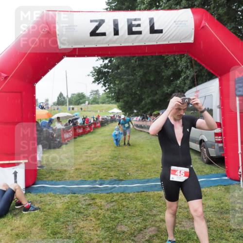 21.06.2025 - 27. Vierlanden-Triathlon MichiJ http://msf.ph/oto/8044025 15.06.2026 13:44:42 Ziel 45, 960 meine-sportfotos.de