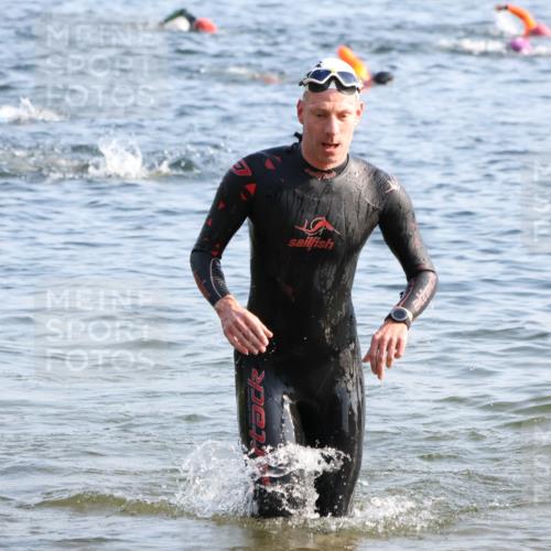 15.06.2025 - 27. Vierlanden-Triathlon Lena Gebhardt http://msf.ph/oto/8044026 15.06.2025 08:34:27 Schwimmen 20, 88 meine-sportfotos.de