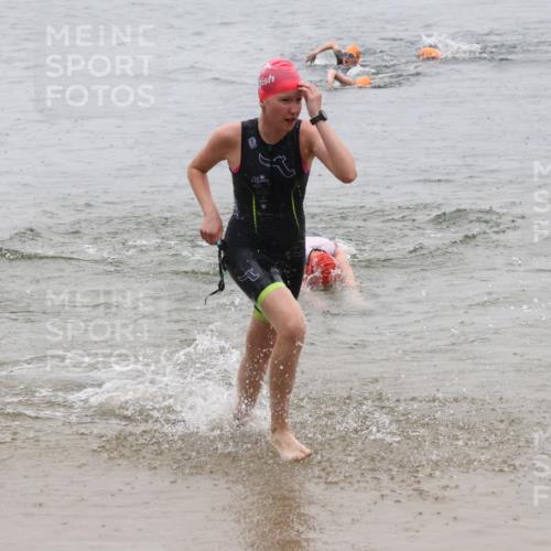 21.06.2025 - 27. Vierlanden-Triathlon Lena Gebhardt http://msf.ph/oto/8044028 15.06.2025 14:38:48 Schwimmen 1318, 1325, 1340 meine-sportfotos.de