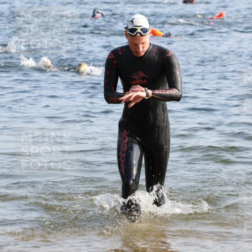15.06.2025 - 27. Vierlanden-Triathlon Lena Gebhardt http://msf.ph/oto/8044030 15.06.2025 08:34:28 Schwimmen 20, 88 meine-sportfotos.de