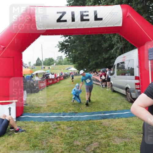 21.06.2025 - 27. Vierlanden-Triathlon MichiJ http://msf.ph/oto/8044035 15.06.2026 13:44:44 Ziel 45, 960 meine-sportfotos.de