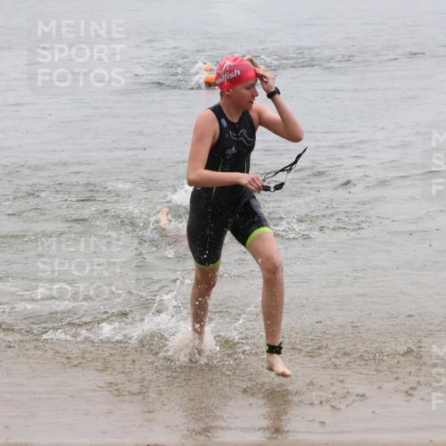 21.06.2025 - 27. Vierlanden-Triathlon Lena Gebhardt http://msf.ph/oto/8044036 15.06.2025 14:38:48 Schwimmen 1318, 1325, 1340 meine-sportfotos.de