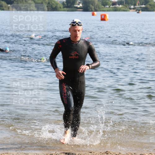 15.06.2025 - 27. Vierlanden-Triathlon Lena Gebhardt http://msf.ph/oto/8044038 15.06.2025 08:34:29 Schwimmen 20, 88 meine-sportfotos.de