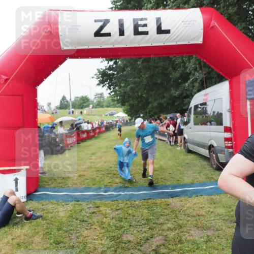 21.06.2025 - 27. Vierlanden-Triathlon MichiJ http://msf.ph/oto/8044041 15.06.2026 13:44:44 Ziel 45, 960 meine-sportfotos.de