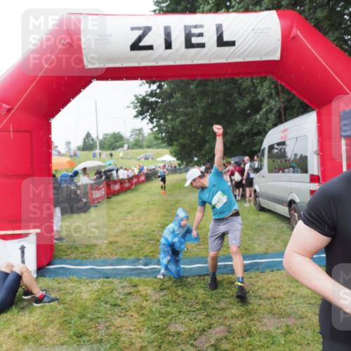 21.06.2025 - 27. Vierlanden-Triathlon MichiJ http://msf.ph/oto/8044054 15.06.2026 13:44:45 Ziel 45, 960 meine-sportfotos.de
