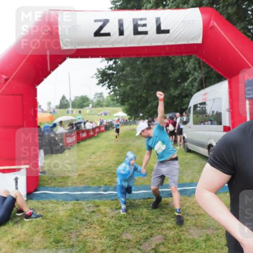 21.06.2025 - 27. Vierlanden-Triathlon MichiJ http://msf.ph/oto/8044056 15.06.2026 13:44:45 Ziel 45, 960 meine-sportfotos.de
