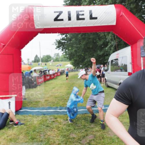 21.06.2025 - 27. Vierlanden-Triathlon MichiJ http://msf.ph/oto/8044057 15.06.2026 13:44:45 Ziel 45, 960 meine-sportfotos.de