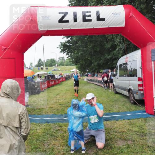 21.06.2025 - 27. Vierlanden-Triathlon MichiJ http://msf.ph/oto/8044062 15.06.2026 13:44:48 Ziel 960, 1141 meine-sportfotos.de