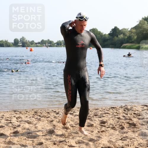 15.06.2025 - 27. Vierlanden-Triathlon Lena Gebhardt http://msf.ph/oto/8044065 15.06.2025 08:34:32 Schwimmen 20, 46, 88 meine-sportfotos.de