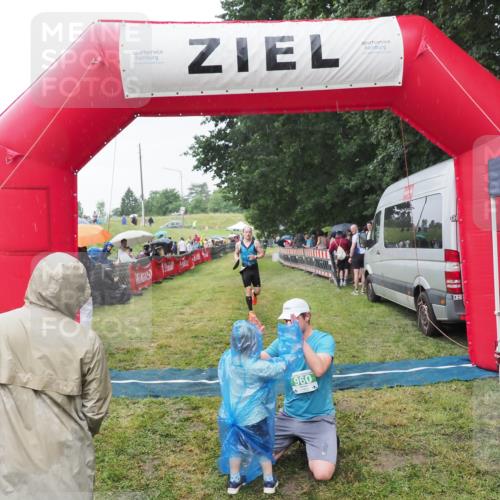 21.06.2025 - 27. Vierlanden-Triathlon MichiJ http://msf.ph/oto/8044066 15.06.2026 13:44:48 Ziel 960, 1141 meine-sportfotos.de