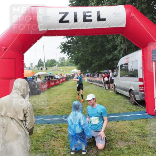 21.06.2025 - 27. Vierlanden-Triathlon MichiJ http://msf.ph/oto/8044072 15.06.2026 13:44:49 Ziel 960, 1141 meine-sportfotos.de