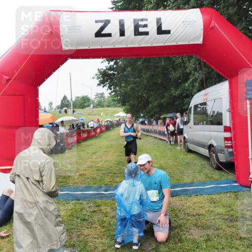 21.06.2025 - 27. Vierlanden-Triathlon MichiJ http://msf.ph/oto/8044078 15.06.2026 13:44:50 Ziel 960, 1141 meine-sportfotos.de