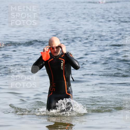 15.06.2025 - 27. Vierlanden-Triathlon Lena Gebhardt http://msf.ph/oto/8044081 15.06.2025 08:34:43 Schwimmen 46, 124 meine-sportfotos.de