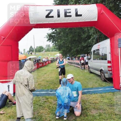 21.06.2025 - 27. Vierlanden-Triathlon MichiJ http://msf.ph/oto/8044085 15.06.2026 13:44:50 Ziel 960, 1141 meine-sportfotos.de
