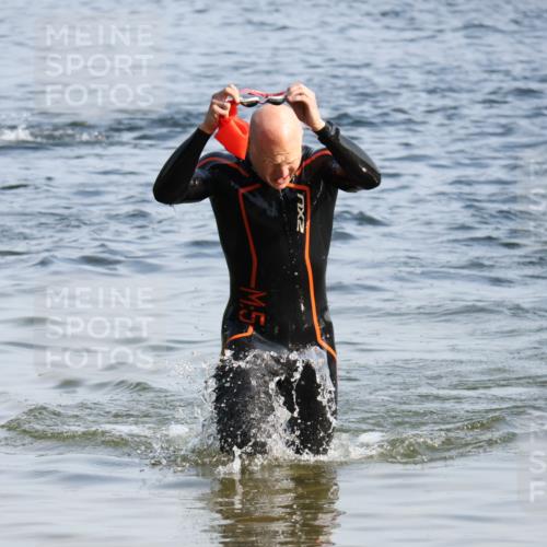 15.06.2025 - 27. Vierlanden-Triathlon Lena Gebhardt http://msf.ph/oto/8044088 15.06.2025 08:34:44 Schwimmen 46, 124 meine-sportfotos.de