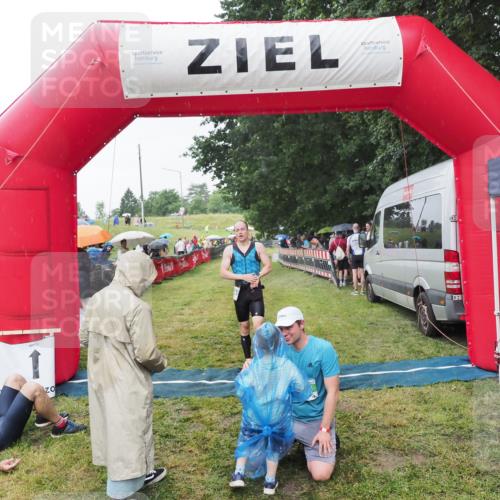 21.06.2025 - 27. Vierlanden-Triathlon MichiJ http://msf.ph/oto/8044091 15.06.2026 13:44:50 Ziel 960, 1141 meine-sportfotos.de