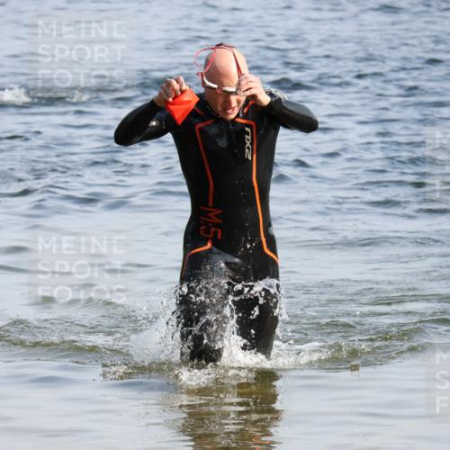 15.06.2025 - 27. Vierlanden-Triathlon Lena Gebhardt http://msf.ph/oto/8044092 15.06.2025 08:34:44 Schwimmen 46, 124 meine-sportfotos.de