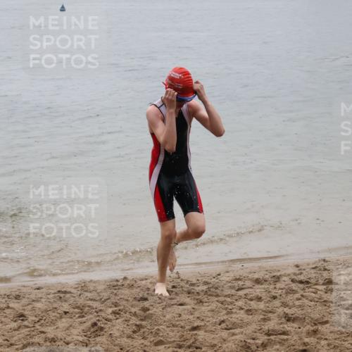 21.06.2025 - 27. Vierlanden-Triathlon Lena Gebhardt http://msf.ph/oto/8044101 15.06.2025 14:38:52 Schwimmen 1318, 1340 meine-sportfotos.de