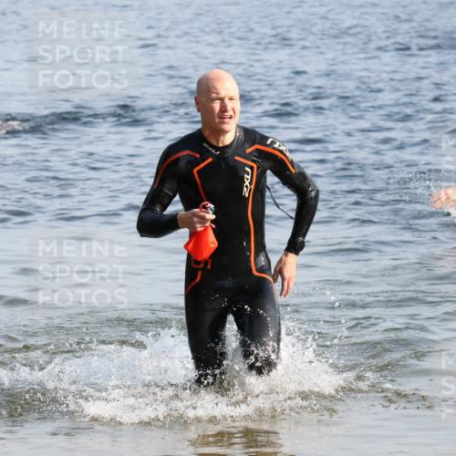 15.06.2025 - 27. Vierlanden-Triathlon Lena Gebhardt http://msf.ph/oto/8044103 15.06.2025 08:34:45 Schwimmen 46, 124, 149 meine-sportfotos.de