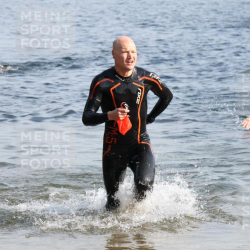 15.06.2025 - 27. Vierlanden-Triathlon Lena Gebhardt http://msf.ph/oto/8044107 15.06.2025 08:34:45 Schwimmen 46, 124, 149 meine-sportfotos.de