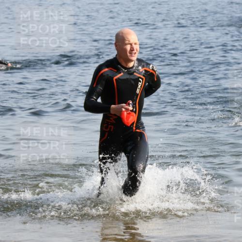 15.06.2025 - 27. Vierlanden-Triathlon Lena Gebhardt http://msf.ph/oto/8044111 15.06.2025 08:34:45 Schwimmen 46, 124, 149 meine-sportfotos.de