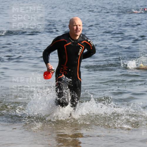 15.06.2025 - 27. Vierlanden-Triathlon Lena Gebhardt http://msf.ph/oto/8044115 15.06.2025 08:34:46 Schwimmen 46, 124, 149, 186 meine-sportfotos.de