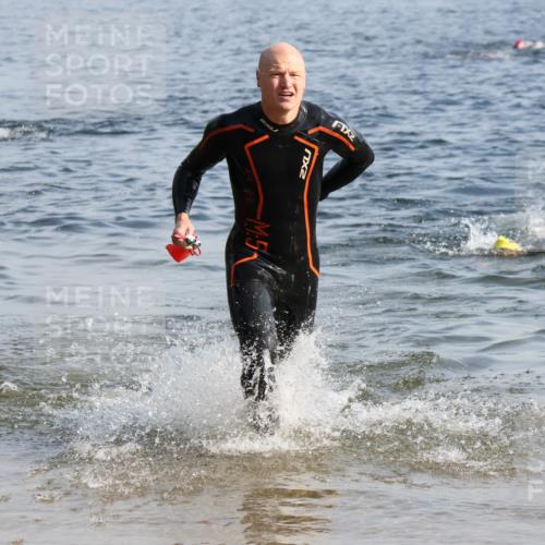 15.06.2025 - 27. Vierlanden-Triathlon Lena Gebhardt http://msf.ph/oto/8044123 15.06.2025 08:34:46 Schwimmen 46, 124, 149, 186 meine-sportfotos.de