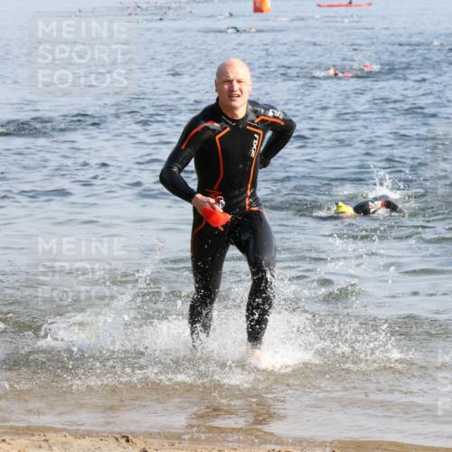 15.06.2025 - 27. Vierlanden-Triathlon Lena Gebhardt http://msf.ph/oto/8044126 15.06.2025 08:34:46 Schwimmen 46, 124, 149, 186 meine-sportfotos.de