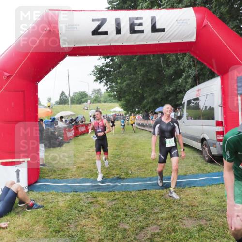 21.06.2025 - 27. Vierlanden-Triathlon MichiJ http://msf.ph/oto/8044127 15.06.2026 13:45:08 Ziel 811, 881, 956, 1114 meine-sportfotos.de