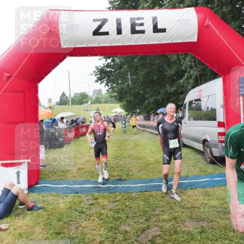 21.06.2025 - 27. Vierlanden-Triathlon MichiJ http://msf.ph/oto/8044129 15.06.2026 13:45:08 Ziel 811, 881, 956, 1114 meine-sportfotos.de