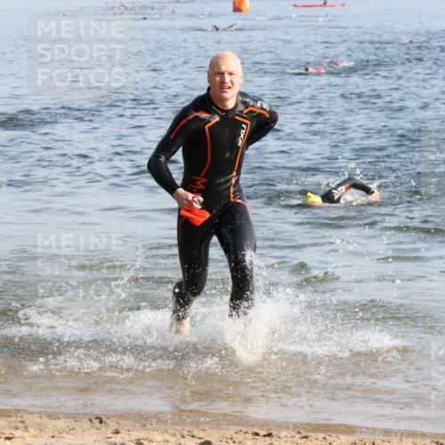 15.06.2025 - 27. Vierlanden-Triathlon Lena Gebhardt http://msf.ph/oto/8044130 15.06.2025 08:34:46 Schwimmen 46, 124, 149, 186 meine-sportfotos.de