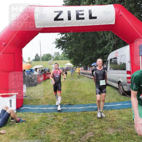 21.06.2025 - 27. Vierlanden-Triathlon MichiJ http://msf.ph/oto/8044131 15.06.2026 13:45:09 Ziel 811, 881, 956, 1114 meine-sportfotos.de