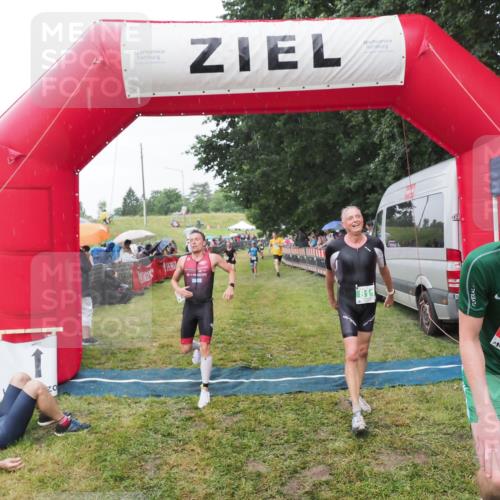 21.06.2025 - 27. Vierlanden-Triathlon MichiJ http://msf.ph/oto/8044133 15.06.2026 13:45:09 Ziel 811, 881, 956, 1114 meine-sportfotos.de