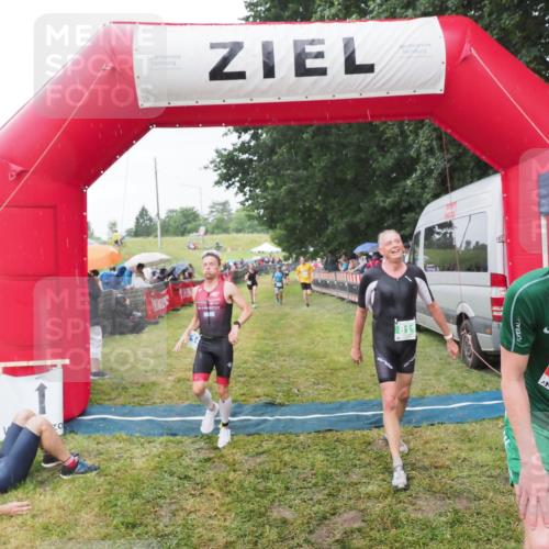 21.06.2025 - 27. Vierlanden-Triathlon MichiJ http://msf.ph/oto/8044135 15.06.2026 13:45:09 Ziel 811, 881, 956, 1114 meine-sportfotos.de