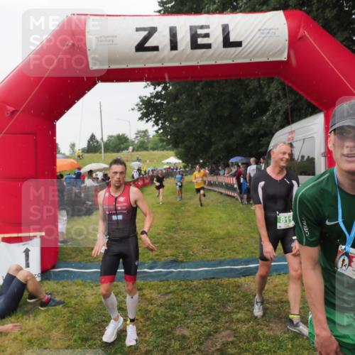 21.06.2025 - 27. Vierlanden-Triathlon MichiJ http://msf.ph/oto/8044142 15.06.2026 13:45:10 Ziel 811, 881, 930, 956, 1114 meine-sportfotos.de