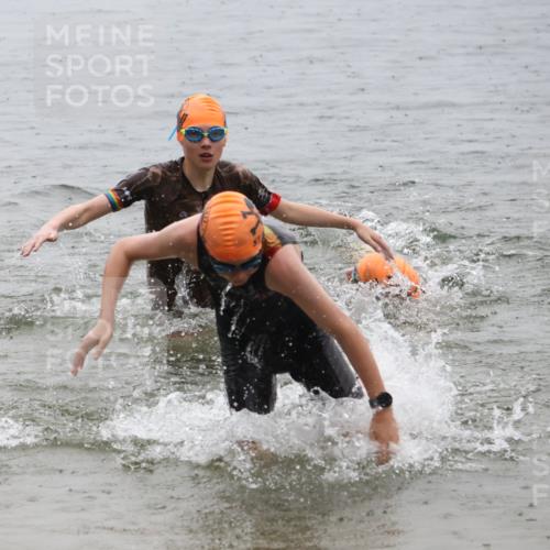 21.06.2025 - 27. Vierlanden-Triathlon Lena Gebhardt http://msf.ph/oto/8044143 15.06.2025 14:39:05 Schwimmen 1335, 1345, 1349 meine-sportfotos.de