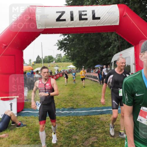 21.06.2025 - 27. Vierlanden-Triathlon MichiJ http://msf.ph/oto/8044146 15.06.2026 13:45:10 Ziel 811, 881, 930, 956, 1114 meine-sportfotos.de