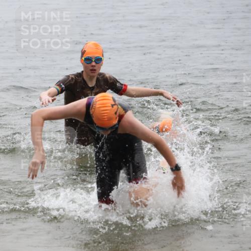 21.06.2025 - 27. Vierlanden-Triathlon Lena Gebhardt http://msf.ph/oto/8044147 15.06.2025 14:39:05 Schwimmen 1335, 1345, 1349 meine-sportfotos.de