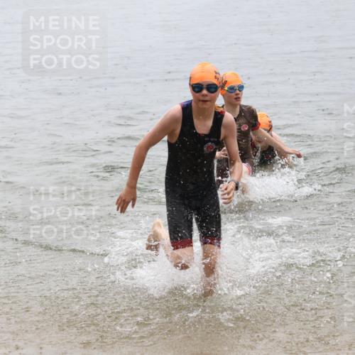 21.06.2025 - 27. Vierlanden-Triathlon Lena Gebhardt http://msf.ph/oto/8044155 15.06.2025 14:39:06 Schwimmen 1335, 1345, 1349 meine-sportfotos.de