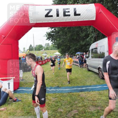 21.06.2025 - 27. Vierlanden-Triathlon MichiJ http://msf.ph/oto/8044161 15.06.2026 13:45:11 Ziel 811, 881, 930, 956, 1114 meine-sportfotos.de