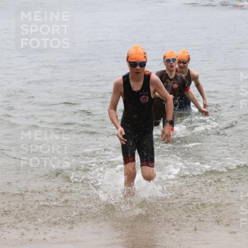 21.06.2025 - 27. Vierlanden-Triathlon Lena Gebhardt http://msf.ph/oto/8044162 15.06.2025 14:39:07 Schwimmen 1335, 1345, 1349 meine-sportfotos.de
