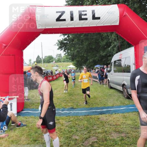 21.06.2025 - 27. Vierlanden-Triathlon MichiJ http://msf.ph/oto/8044163 15.06.2026 13:45:11 Ziel 811, 881, 930, 956, 1114 meine-sportfotos.de
